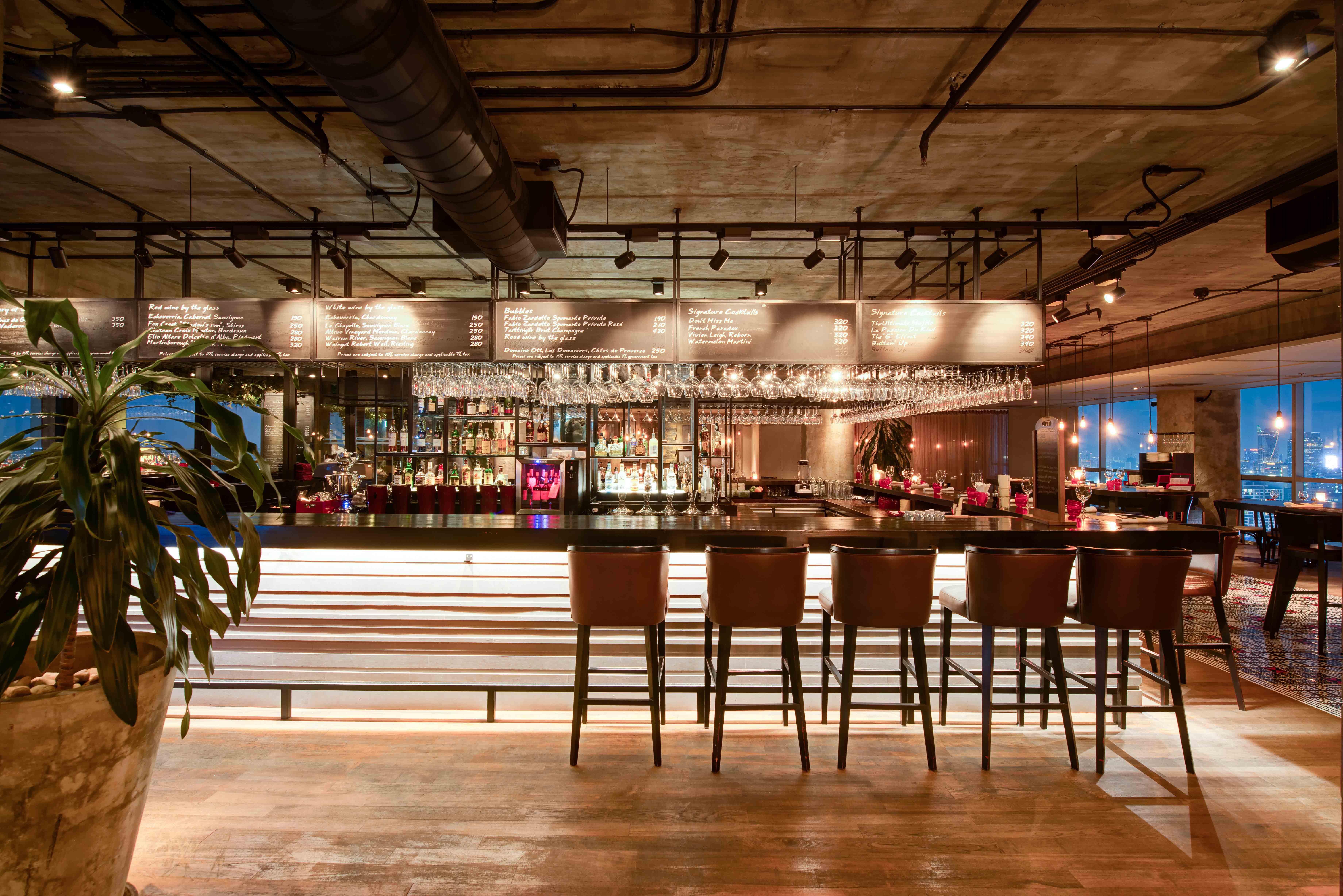 Pullman Bangkok Hotel G - SHA Plus Certified Kültér fotó The bar at the 101 bar