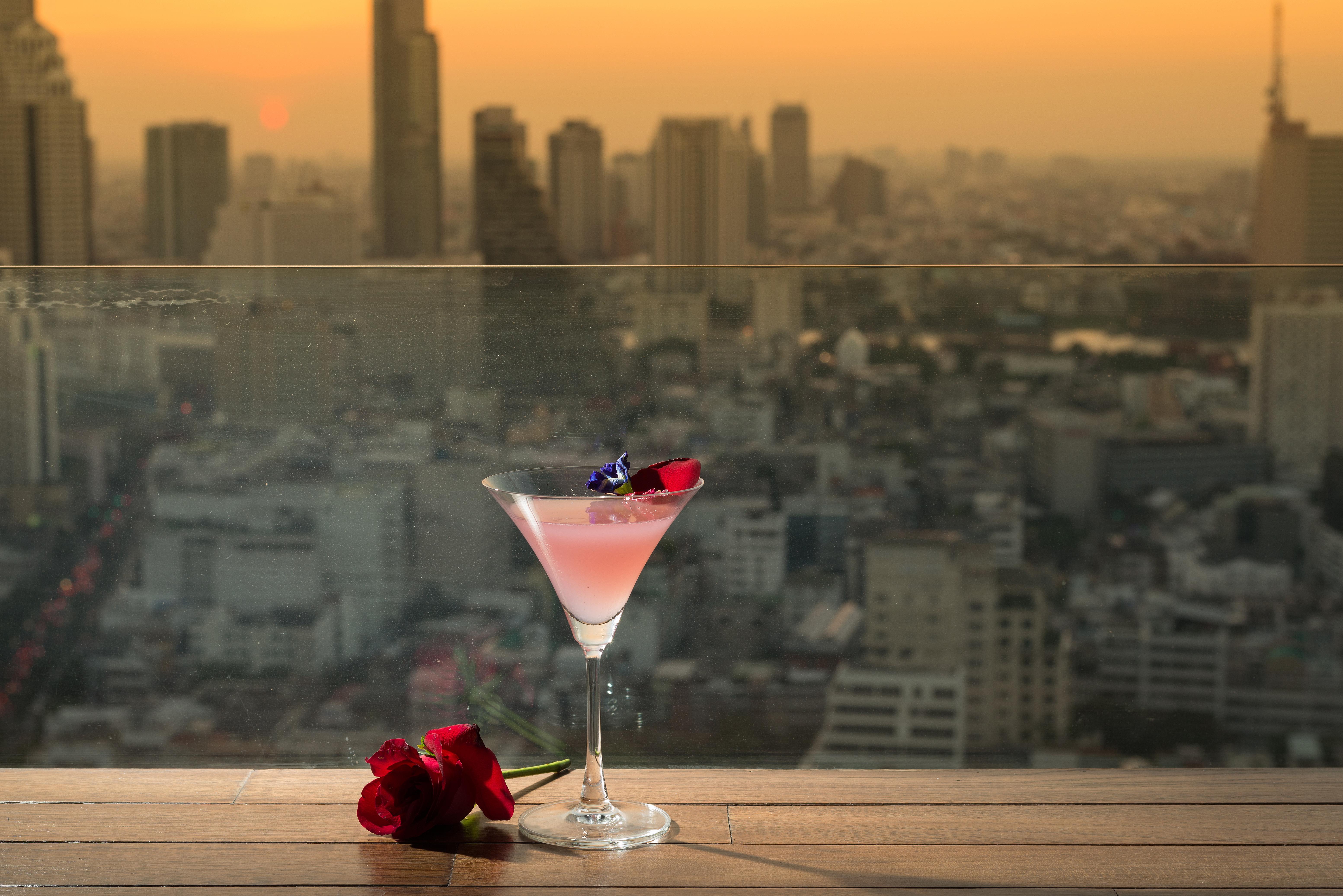 Pullman Bangkok Hotel G - SHA Plus Certified Kültér fotó A cosmopolitan cocktail