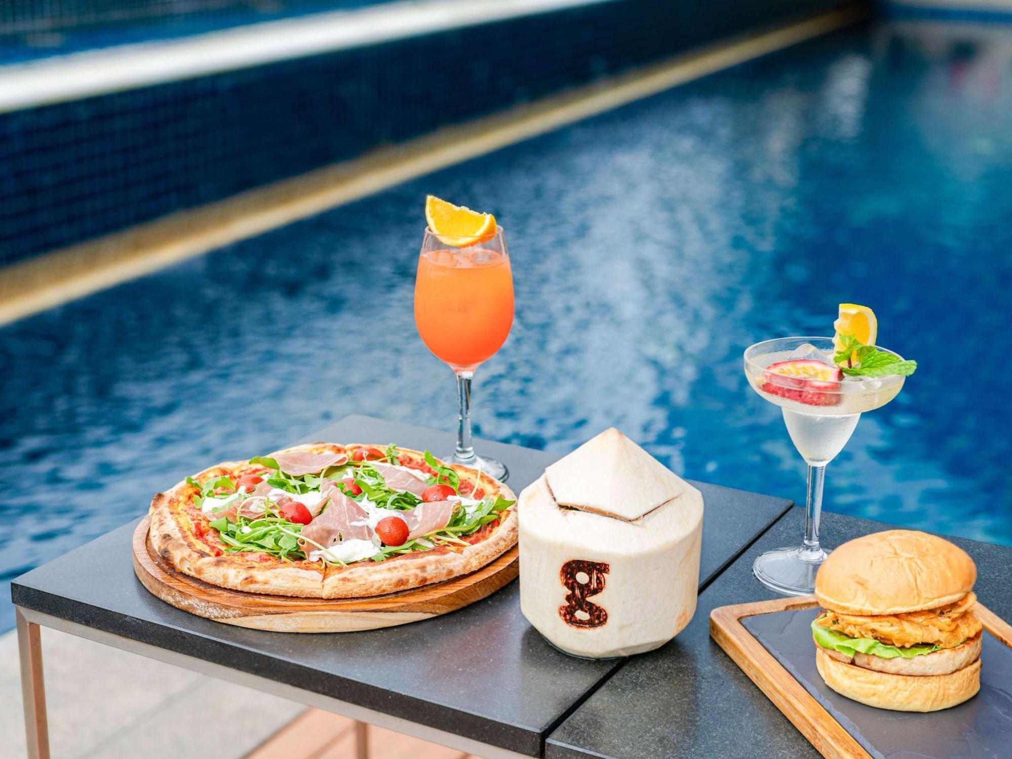 Pullman Bangkok Hotel G - SHA Plus Certified Kültér fotó Poolside dining at the hotel