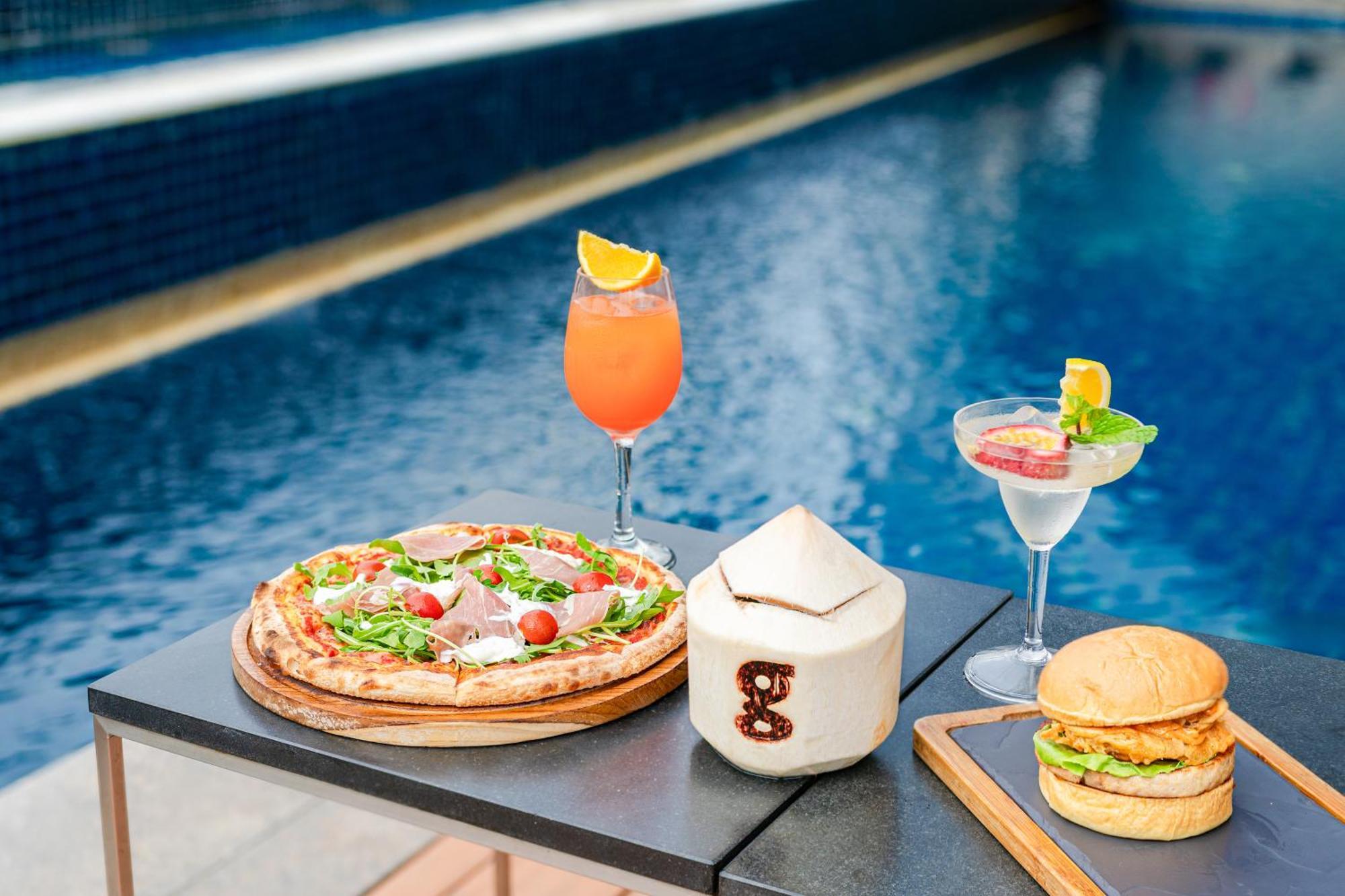 Pullman Bangkok Hotel G - SHA Plus Certified Kültér fotó Poolside dining at the hotel