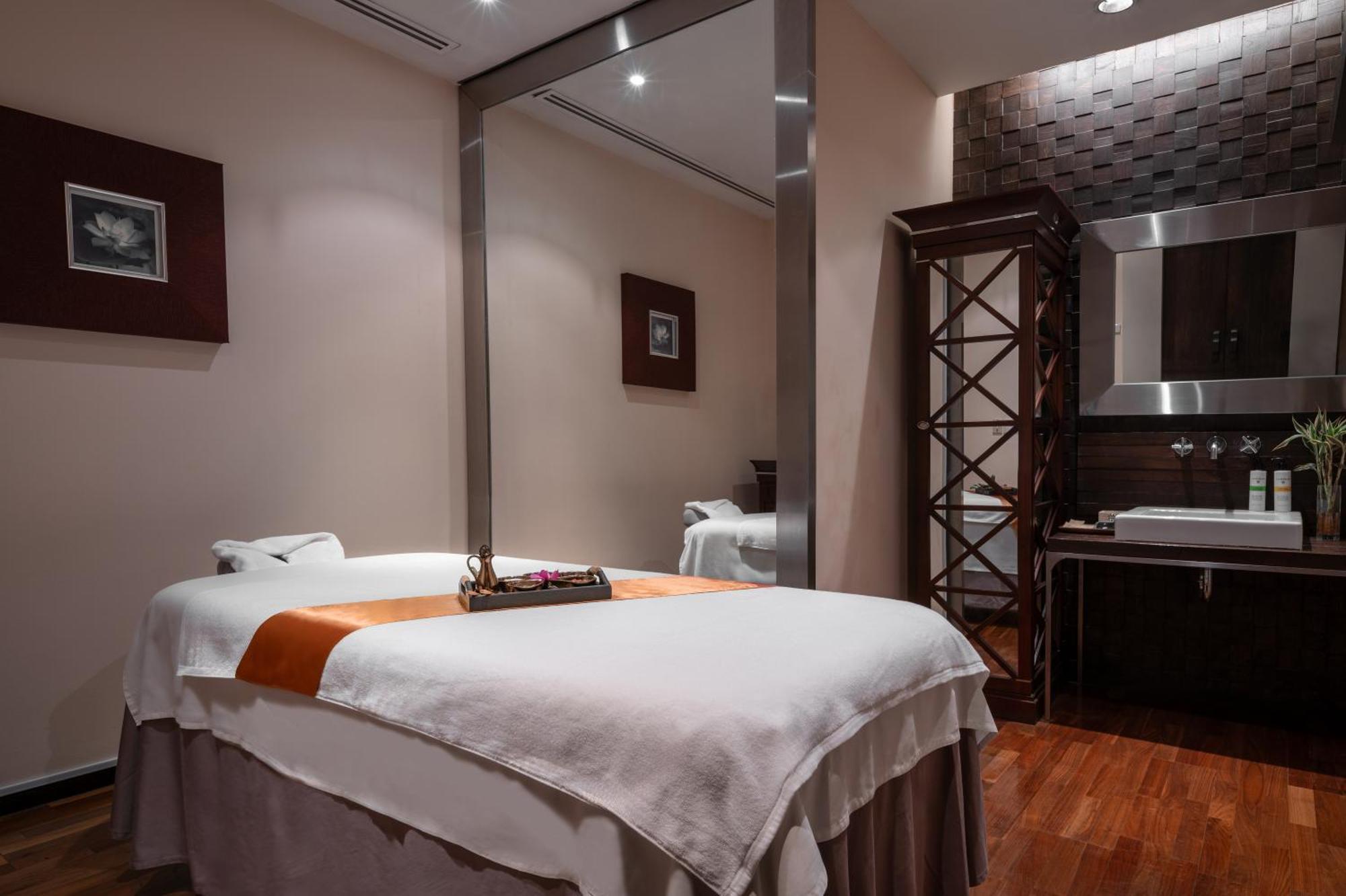 Pullman Bangkok Hotel G - SHA Plus Certified Kültér fotó A massage bed