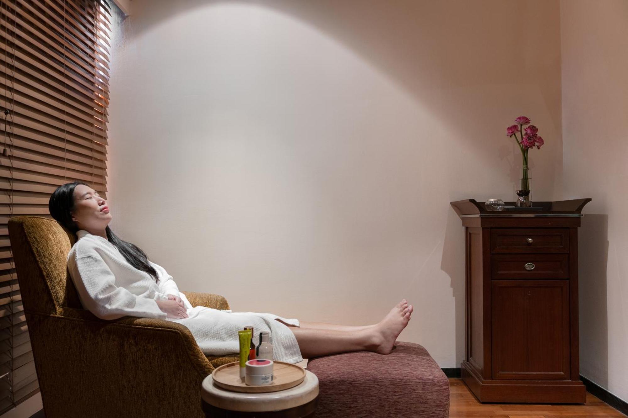 Pullman Bangkok Hotel G - SHA Plus Certified Kültér fotó A woman relaxing at a spa