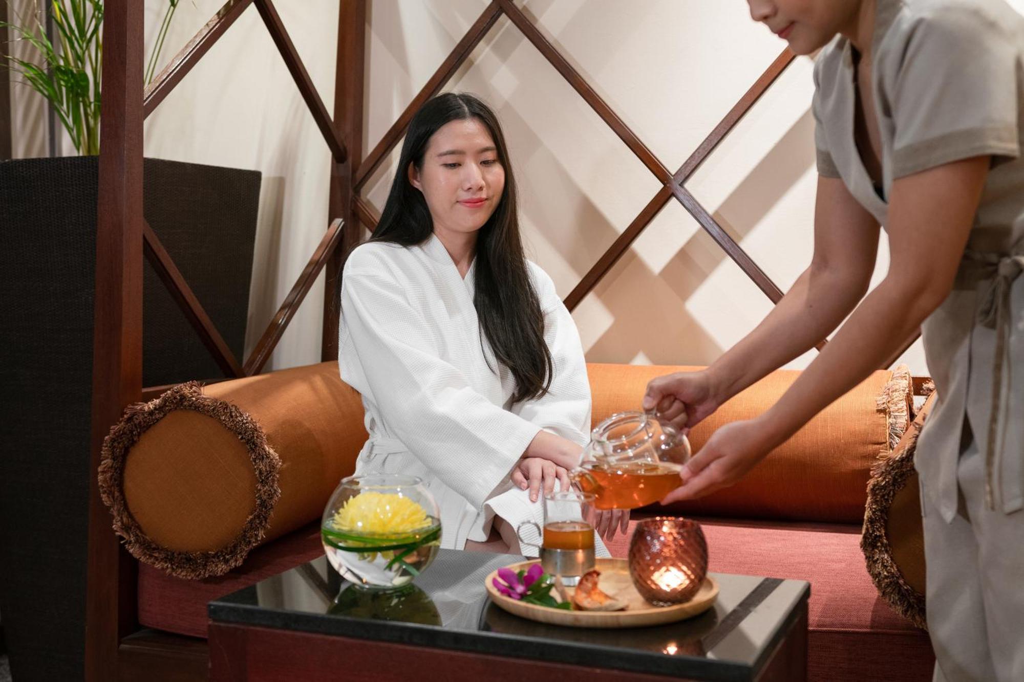 Pullman Bangkok Hotel G - SHA Plus Certified Kültér fotó A woman at a spa