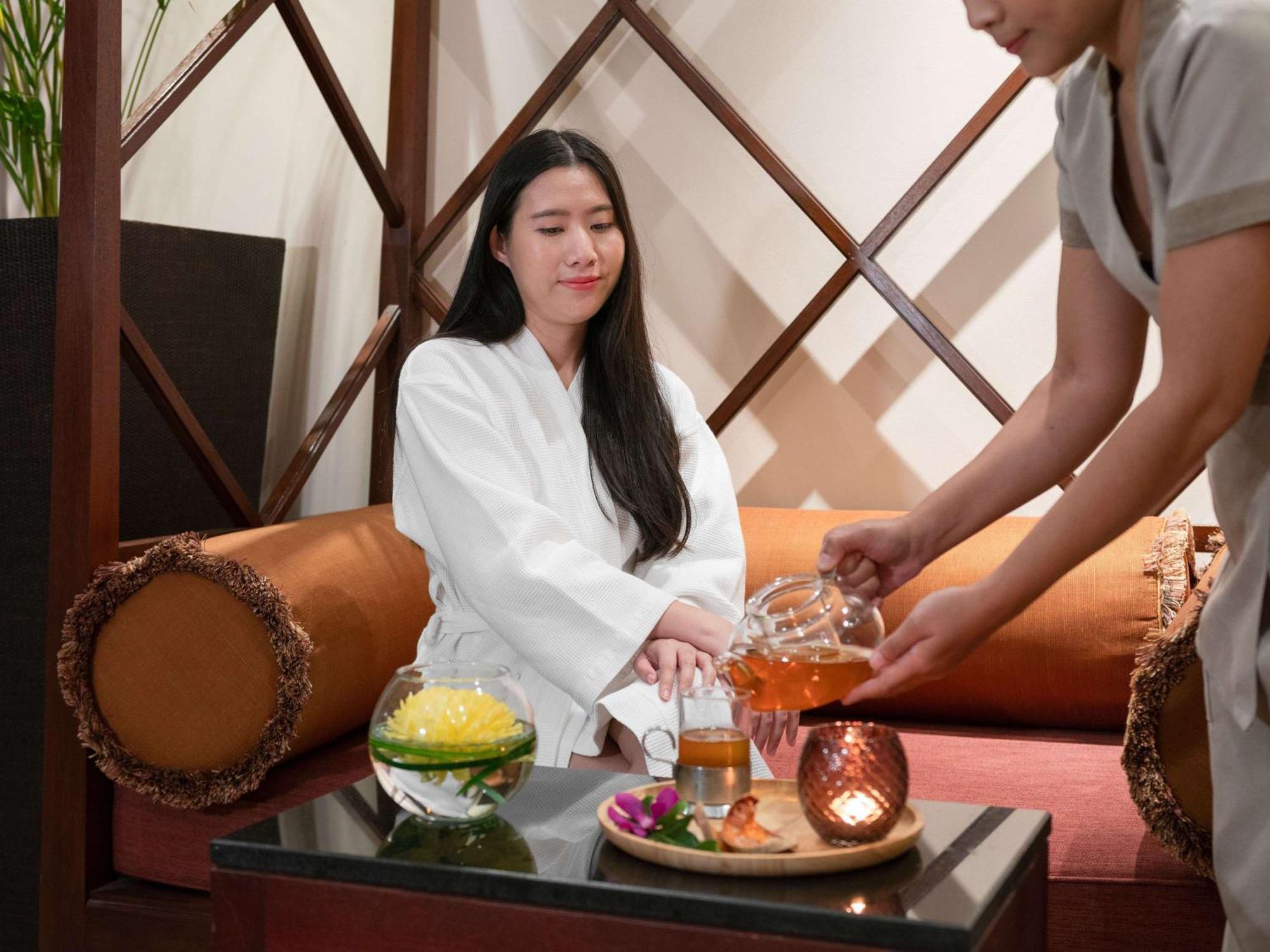 Pullman Bangkok Hotel G - SHA Plus Certified Kültér fotó A customer at a spa