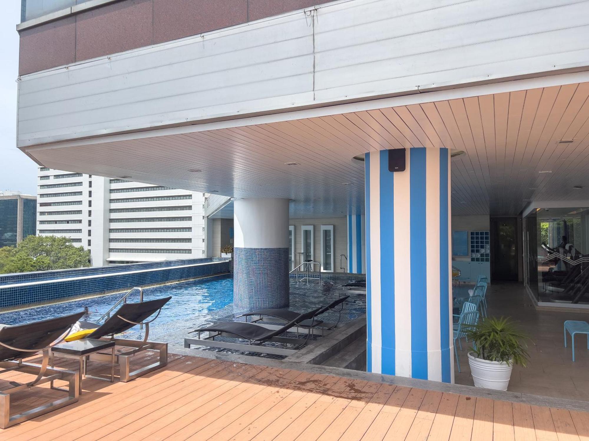 Pullman Bangkok Hotel G - SHA Plus Certified Kültér fotó The pool at the 33rd floor